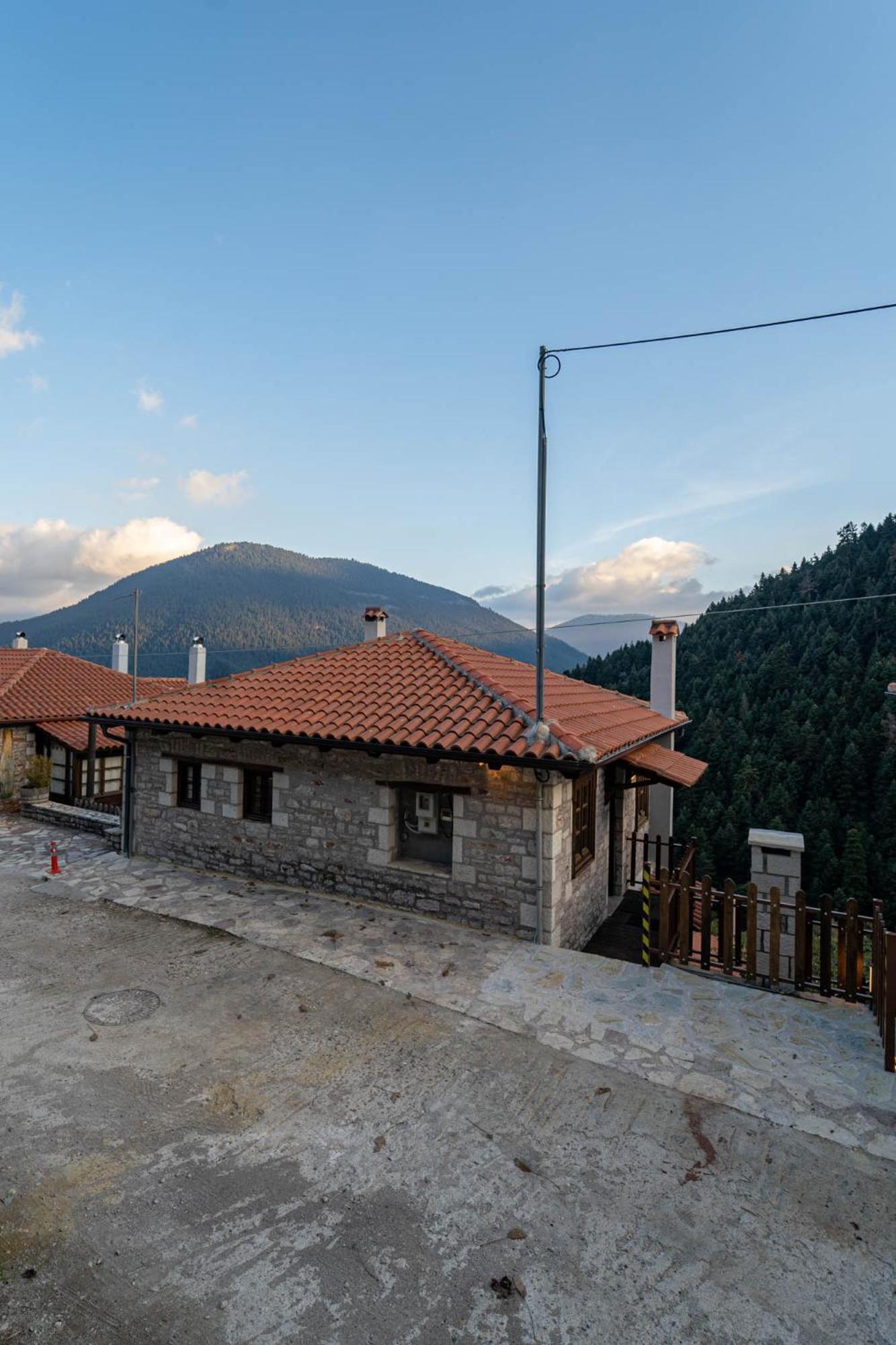 Villa Korfes-Κορφές Τριώροφη Βίλα Για Οικογένειες Και Παρέες Karpenisi Ngoại thất bức ảnh